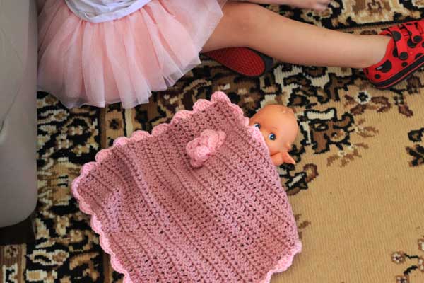 Free crochet pattern doll blanket | Veggie Mama