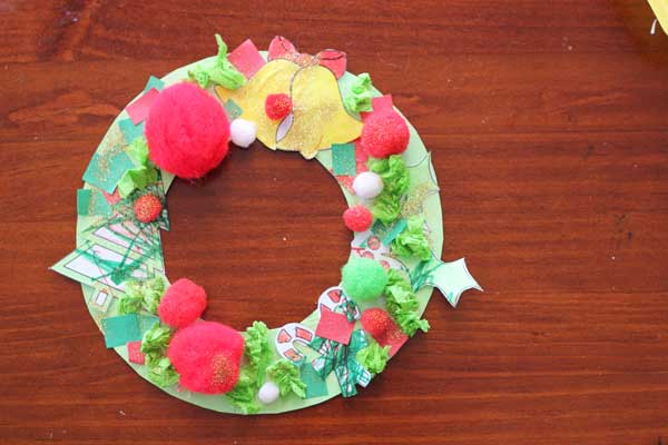 Toddler activity: Paper Christmas wreath | Veggie Mama