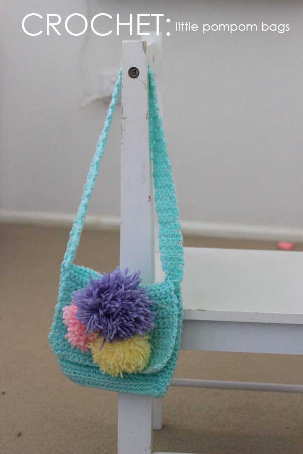 free crochet pattern: little pompom bags