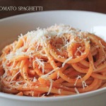 Creamy Tomato Spaghetti (with a little chilli kick!) - a great 10-minute lunch // www.theveggiemama.com