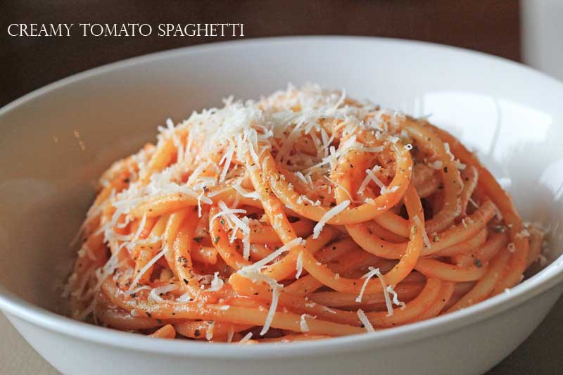 Creamy Tomato Spaghetti (with a little chilli kick!) - a great 10-minute lunch // www.theveggiemama.com
