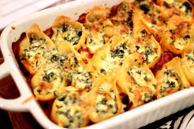 One way to eat spinach without complaints! Creamy, cheesy spinach stuffed shells on theveggiemama.com