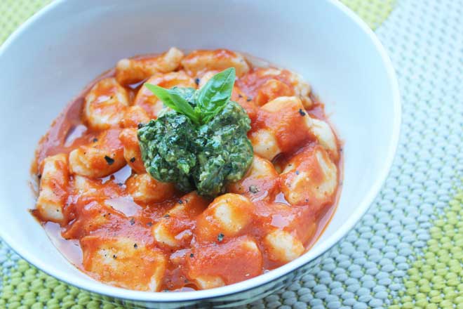Ricotta gnocchi with roasted tomato sauce and chunky pesto | a super simple summer weeknight dish, great for vegetarian dinners or when you just want a quick pasta dish | theveggiemama.com